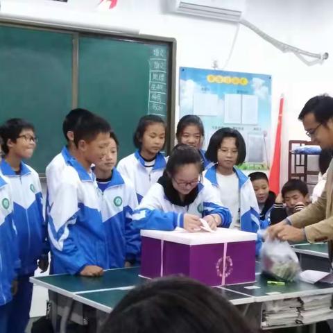 华龙区实验中学七年级一班举行“班里生日会”