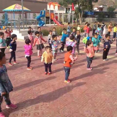 做早操的小朵朵！