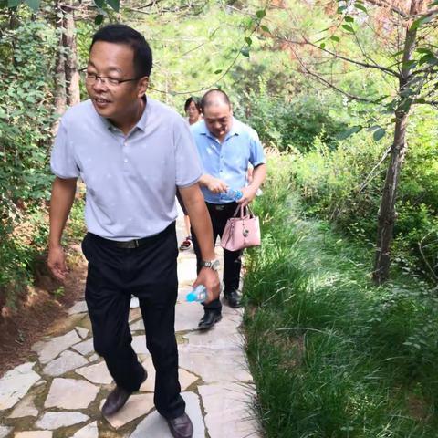 分别三十载，再叙同窗情