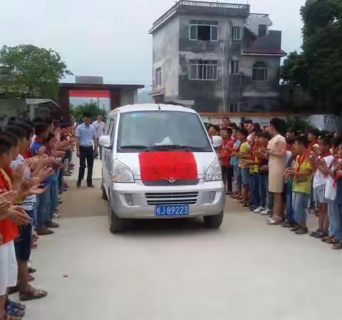 十年如一日，热心助学暖童心