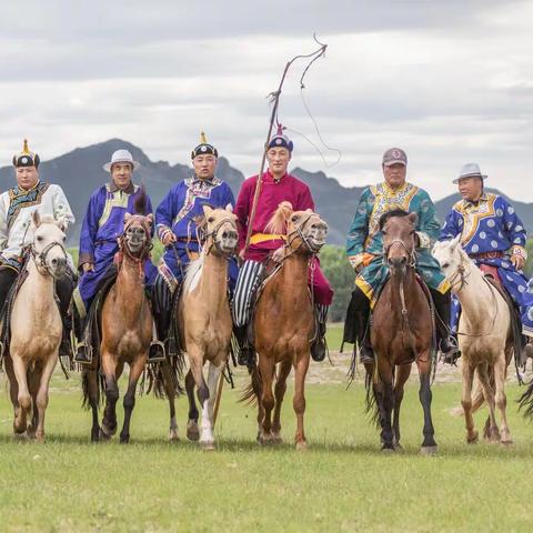 乌兰达坝苏木新浩特嘎查举办赛马那达慕铸牢中华民族共同体意识
