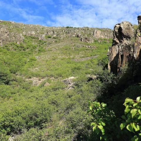 新巴雅尔踏查漫岐嘎山九层台遗址