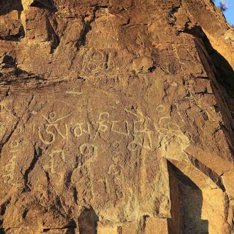 北井村喇嘛洞沟发现蒙藏文六字真言岩壁刻记