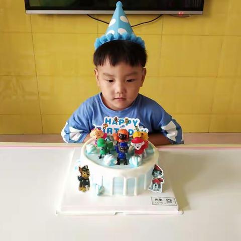 手拉手幼儿园《小朋友在幼儿园里过生日》