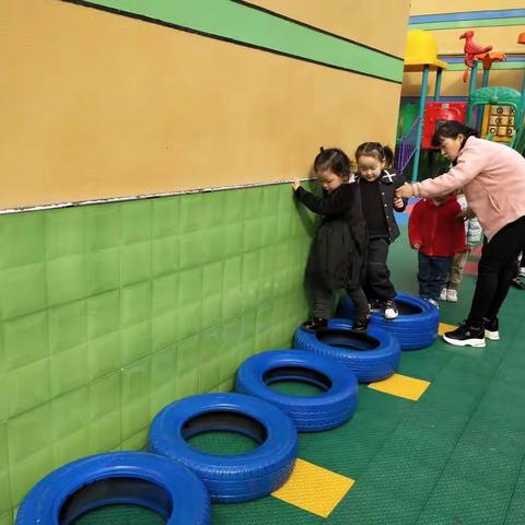 手拉手幼儿园——童谣班《走轮胎》