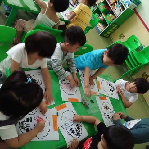 《“父节亲”送给爸爸的礼物》，父亲节来到了，利用父亲节激发孩子关爱爸爸的情感，让孩子知道爸爸工作的辛苦。