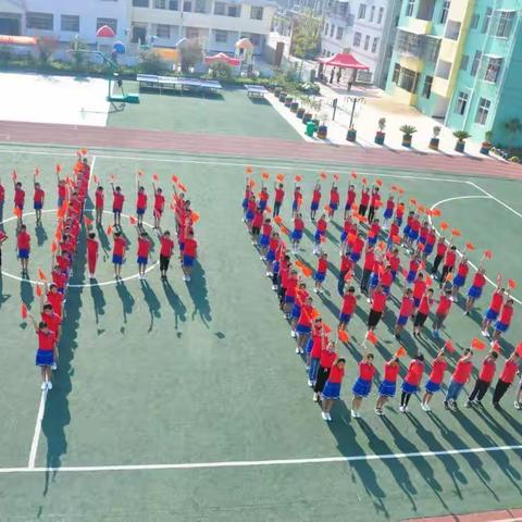 红旗飘扬迎国庆，歌声嘹亮赞祖国