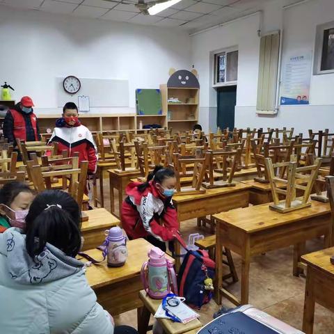 暖心执勤 用爱护航 ——记友谊大街小学三（7）班家长值勤护航