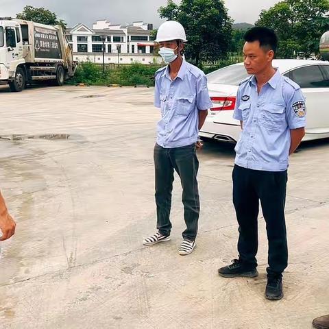落叶纷飞季 环卫清扫忙
