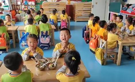 青葵幼儿园大一班“吃饱饱，身体棒”-吃饭日常