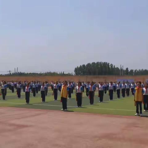 喜迎二十大 争做好队员——禹村镇初级中学少先队组织开展中华响扇表演