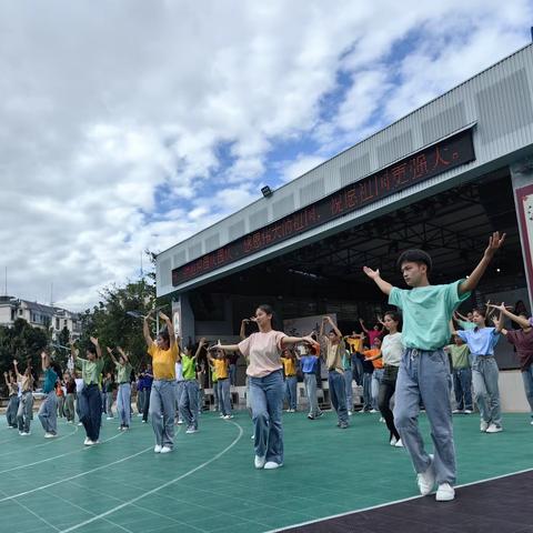 双节同庆 浓情拜师——保山市实验中学拜师礼暨向祖国敬礼