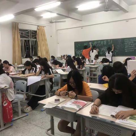 同学们在制作教师节贺卡啦！