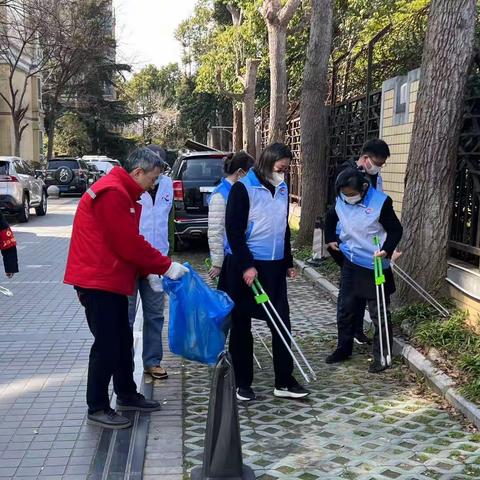 弘扬雷锋精神 温暖带进社区——记长征支行党支部学雷锋纪念日活动