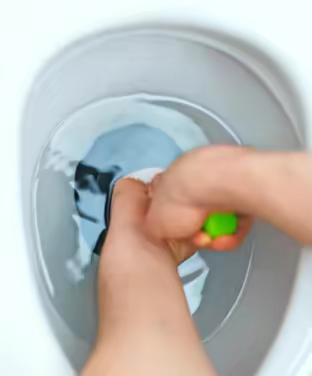 马桶堵了但还缓慢下水怎么才能疏通 有这四种方法