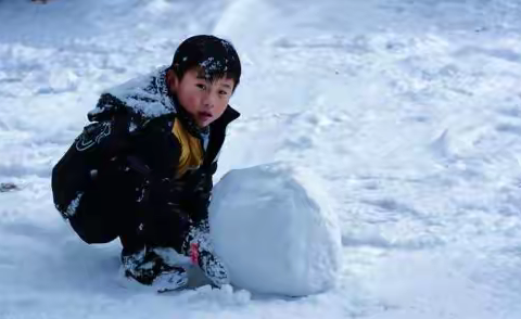 “雪上飞，真爽！” ---韩小雪上嘻戏