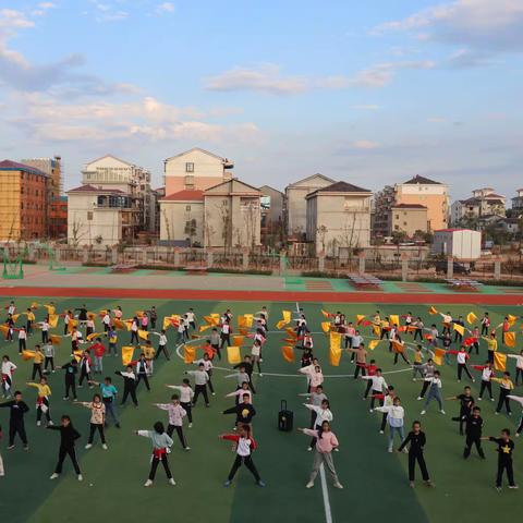 “坚持不懈的精神、为众志成城的集体。”—崇仁县第二小学团体操活动纪实