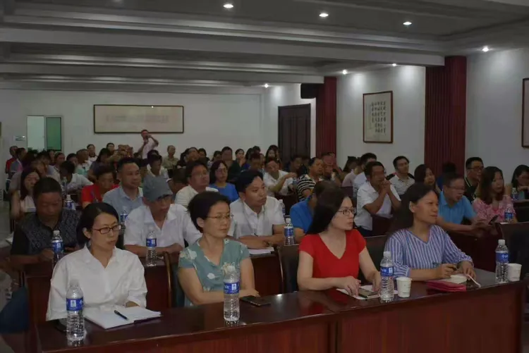 范晓波老师讲座上有个互动，欢迎大家提问。我问写散文出名的他在散文与小说两种文体切换创作中遇到的困惑