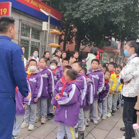 玉潭街道中心小学，二年级2112班——社会实践活动“消防在心中，安全伴我行”￼