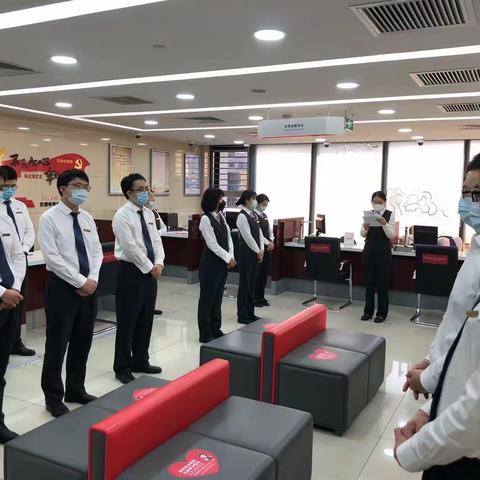 国贸大厦支行积极开展全员对两本《手册》的学习活动