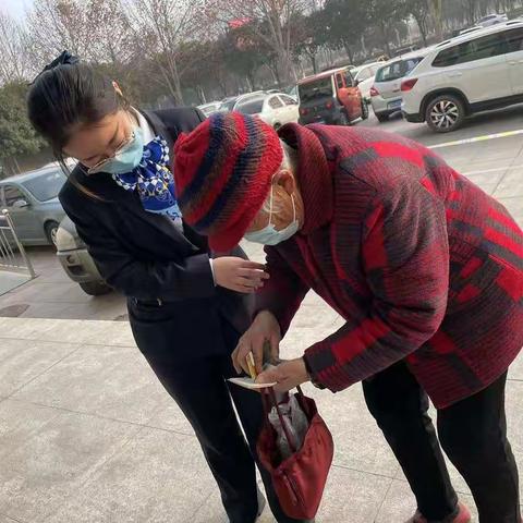 疫情防控不松懈 暖心服务为群众