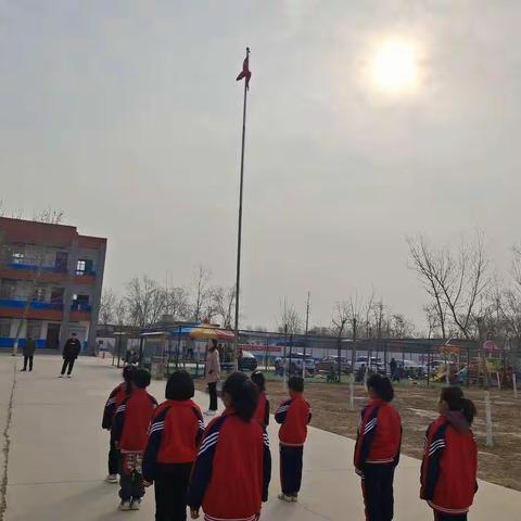 致敬雷锋精神 争做美德少年——徐庄镇陈庄小学举行学雷锋主题升旗仪式