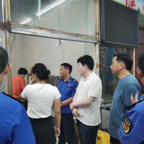 县城管局突击夜查烧烤油烟和市容秩序