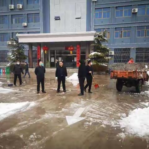 瑞雪迎春到-街道办全面清扫积雪