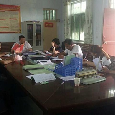 情系百姓，精准扶贫，胡家坡村五支队伍入户宣讲扶贫政策，帮助贫困户整理户容户貌。