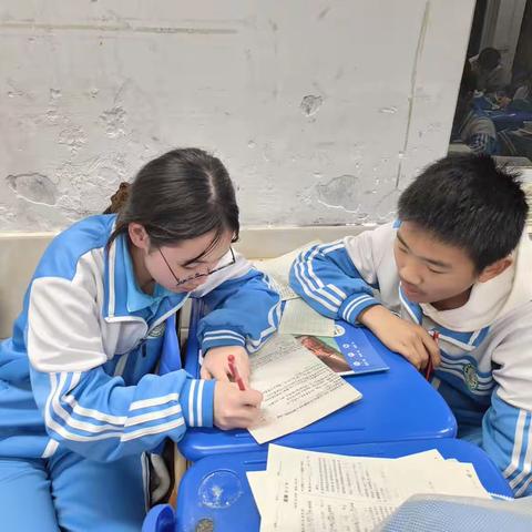 努力的孩子，浑身散发光芒---鹤山区中山中学八三班课间掠影