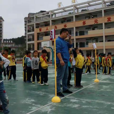 城关中心小学开展体育周活动——                                          我爱跳跳球