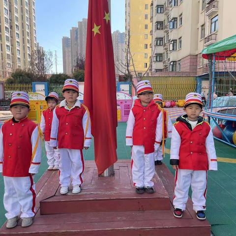 升国旗，唱国歌”。乐行幼儿园乐行佳苑校区升旗仪式