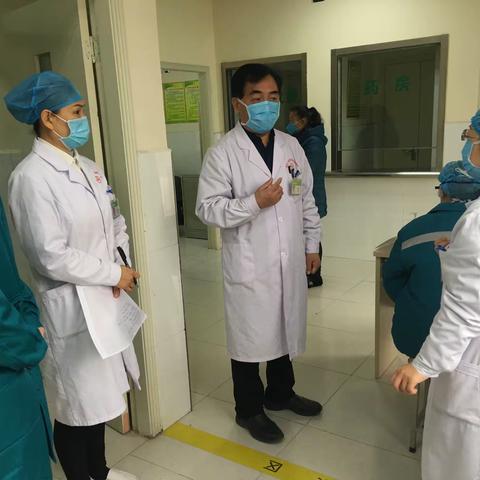 瑞康医院党支部书记、常务副院长李露江带领职能部门现场指导预检分诊、发热门诊运行情况
