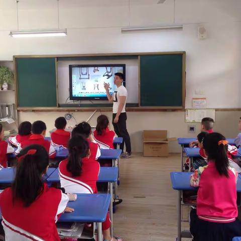 科技实验小学机器人基础技术课堂开课啦！