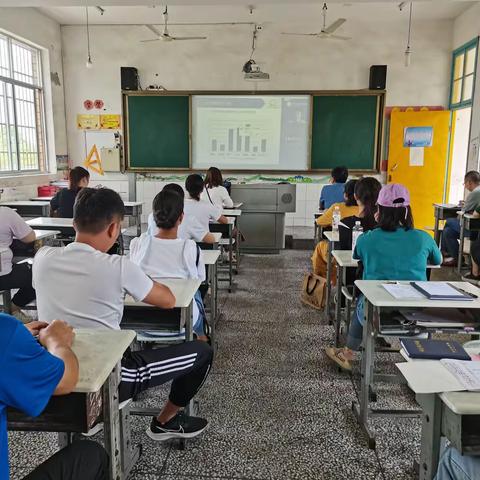 城头山镇中心小学组织教师观看秋季开学安全第一课