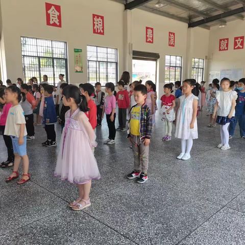 城头山镇中心小学庆“六一”活动暨少先队员入队仪式