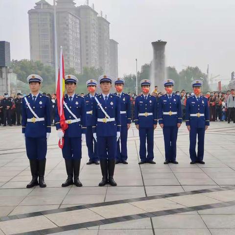 人民路消防救援站组织指战员参加“十·一”升国旗仪式