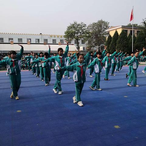 戏曲进校园，国粹润童心；师生同展示，趣味乐无边。