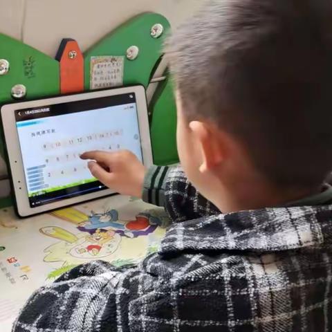 抗击疫情宅家中   网上教学传温情