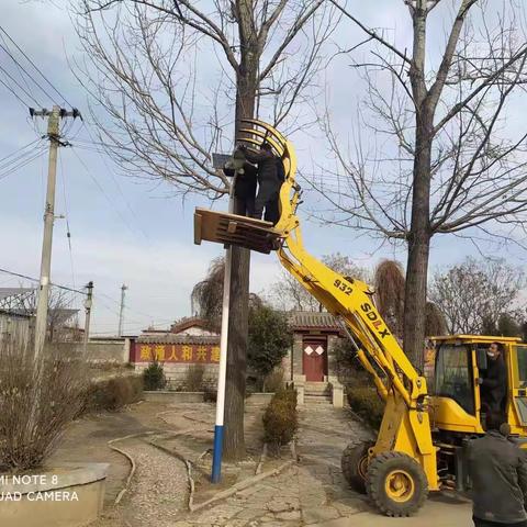 心系群众修路灯 点亮群众回家路