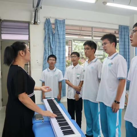 歌压群芳琴相和，声震九霄心动情 ――记高一（四）班合唱比赛勇夺一等奖