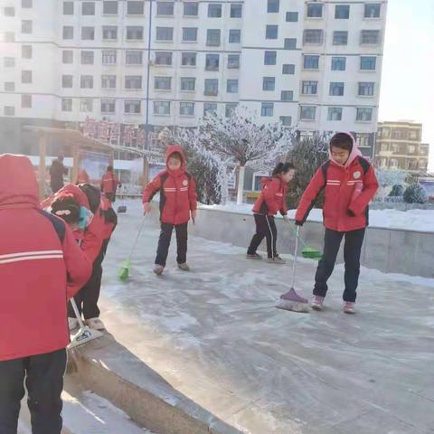 小手拉大手，争做环保小卫士—乌海市第九中学四四班参加社区扫雪活动