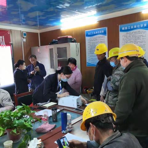 工行汉中中山街支行走进工地为农民工办理银行卡