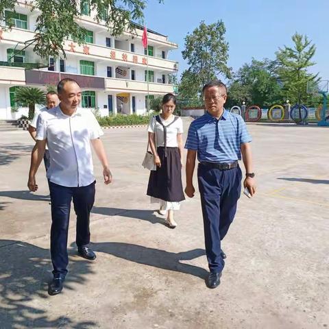 陈吉明副主任莅临咸隆小学指导工作