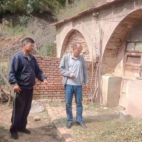 住有所居     居有所安 韭菜庄乡七墩沟村驻村工作队与县住建局积极开展乡村危房改造工作