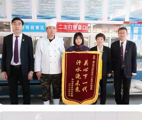 一中英才分校：学生家长送锦旗　感谢学校爱生情