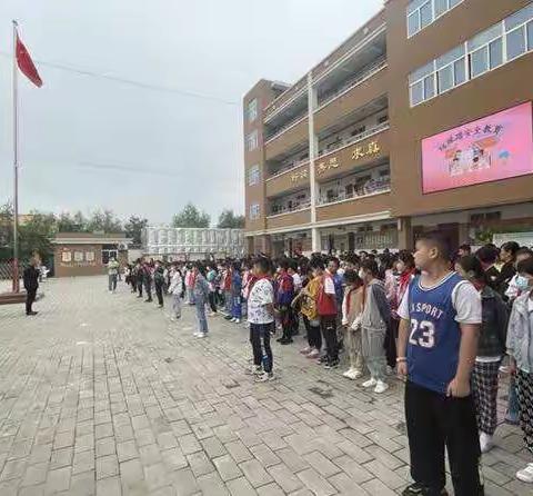 “脚步轻轻  靠右慢行”—灞桥区新建小学开展防踩踏安全教育活动