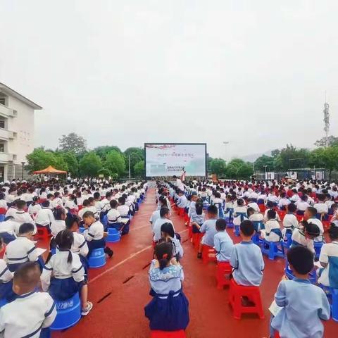 一撇一捺写成人，一生一世学做人——百色起义红军小学一年级开笔礼仪式