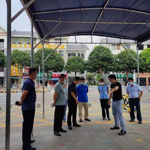 右江区人民政府副区长林万营率队到百色市第一小学开展食品安全检查工作