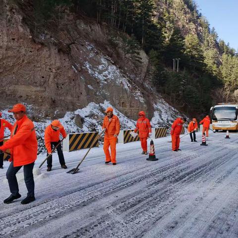 强化主责主业担当，守牢防滑保畅防线，迭部公路段多措并举打好冬季防滑保畅组合拳